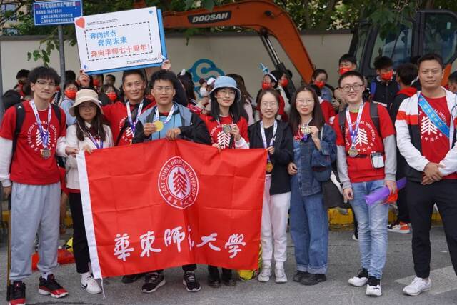 华东师大“校庆跑团”今晨征服10km上马！