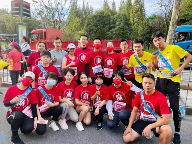 华东师大“校庆跑团”今晨征服10km上马！