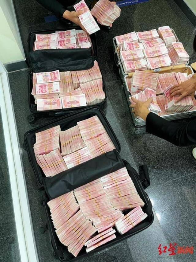 网络大V在上海银行取钱过程