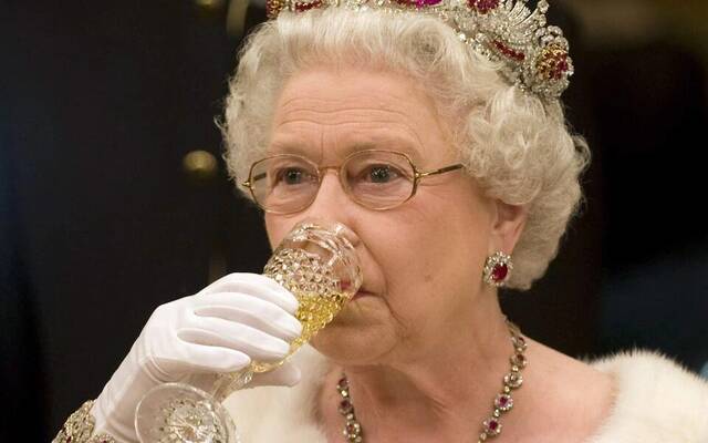  2008年，女王在访问斯洛文尼亚时啜饮香槟。