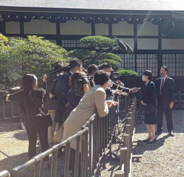 没选上日本首相的那个女人，去“拜鬼”了。
