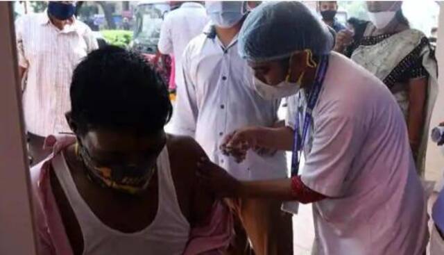 印媒17日报道：“‘好消息’：自疫情暴发以来，孟买首次报告（单日）新冠零死亡。”