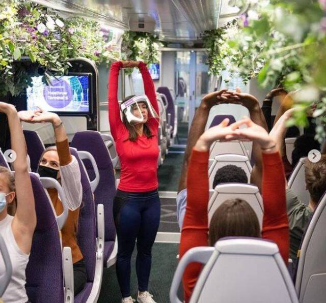 坐火车还能学瑜伽？英国为缓解疫情焦虑推出火车瑜伽课