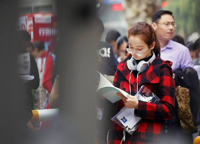 考公务员成为很多人的选择图源：视觉中国