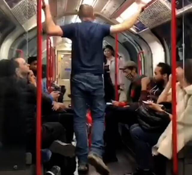 英国一男子地铁上试图攻击一名女子 被其他乘客群起而攻之