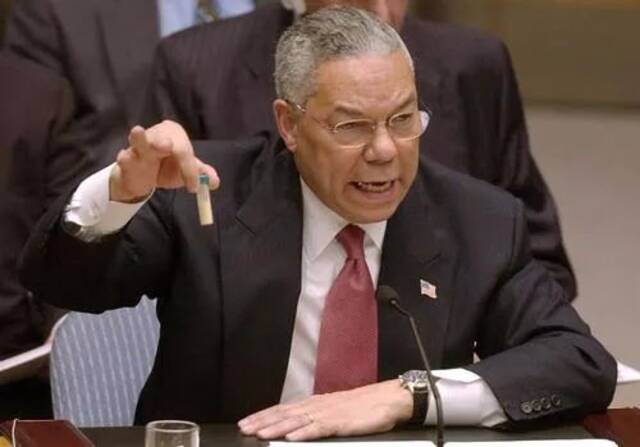  2003年2月5日，鲍威尔在联合国安理会会议上举着一个小瓶子，号称这是伊拉克拥有大规模杀伤性武器的证据