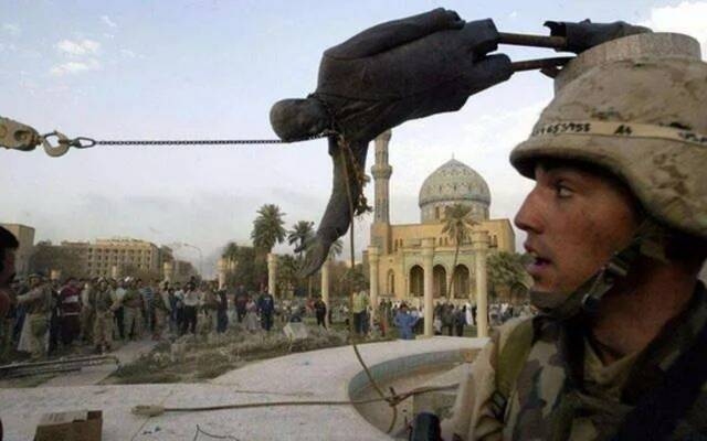 美军攻克巴格达，推到萨达姆塑像