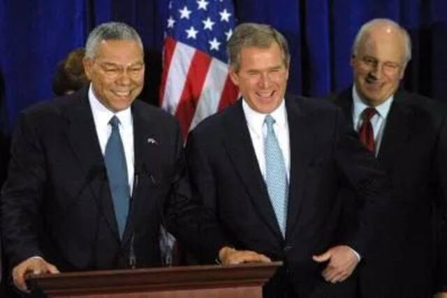 2000年12月16日，小布什（中）任命鲍威尔为美国国务卿