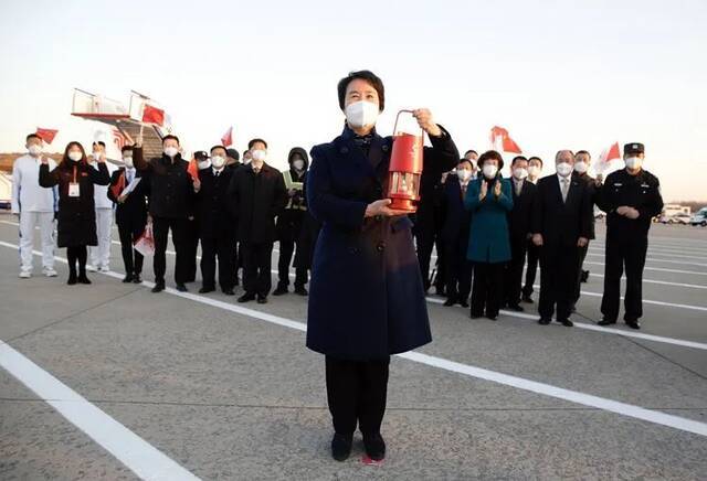 ▲北京冬奥组委专职副主席、秘书长韩子荣展示火种。新京报记者侯少卿摄影报道