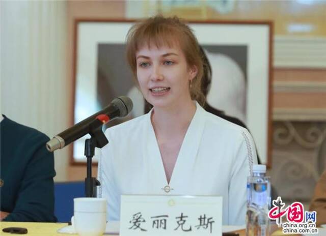 北京大学新闻与传播学院留学生爱丽克斯（Alexandra Pozhidaeva）在纪念寒春诞辰100周年研讨会上发言。中国人民对外友好协会任新摄