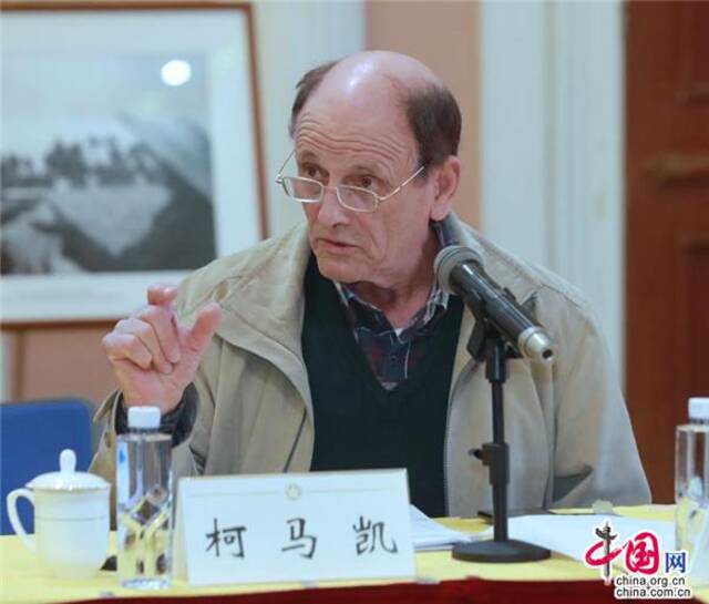 中国工合国际委员会主席柯马凯（Michael Crook）在纪念寒春诞辰100周年研讨会上发言。中国人民对外友好协会任新摄