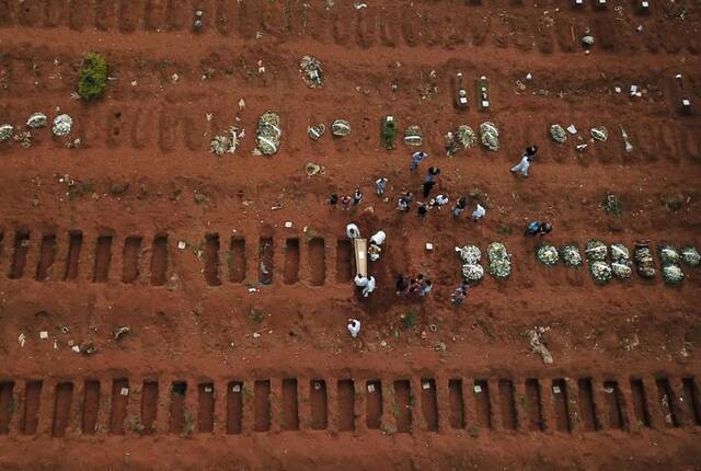 当地时间2021年3月23日，巴西圣保罗，民众在墓地里安葬死亡的新冠病人。图/IC photo