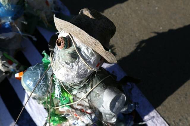 资料图：加拿大海洋垃圾塑料雕塑