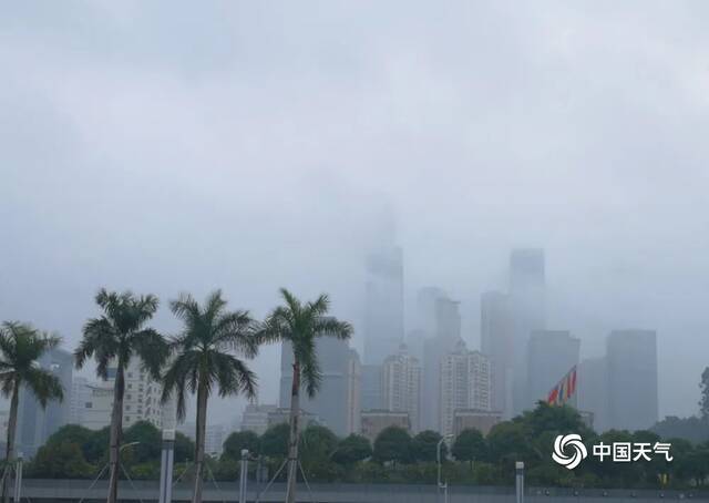△10月20日，广西南宁主城区雨雾蒙蒙，高层楼宇若隐若现。（图/中国天气网）