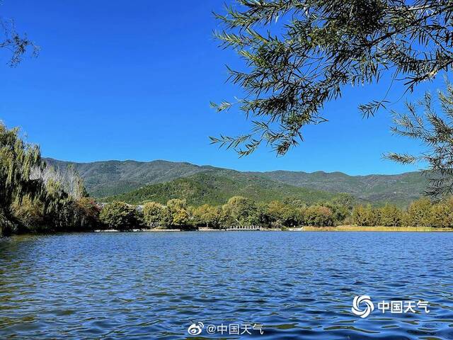 大风吹出秋日蓝 北京“顶配蓝天”上线