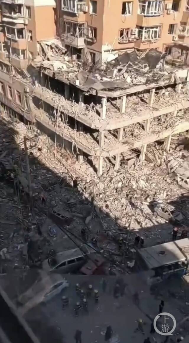 ▲事发地点为一处十字路口，爆炸造成周围多栋建筑受损。图片来源/视频截图