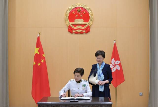 港媒：香港海关“一姐”何佩珊宣誓就职 背后首次出现国徽