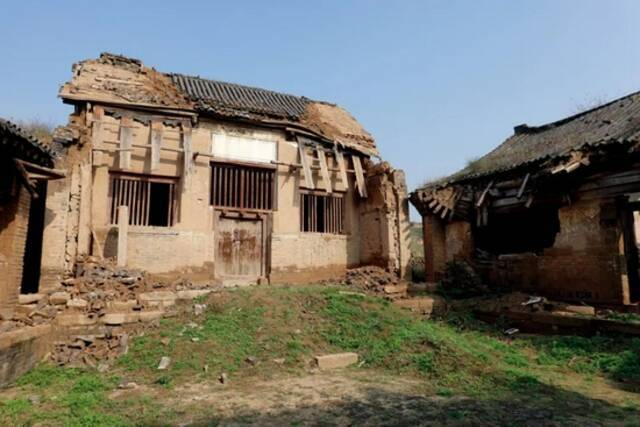 晋中市平遥县婴溪村，清代三教庙观音堂主殿两侧屋檐在雨中垮塌，配殿一半屋檐坍塌，墙体也残破不堪。图/唐大华