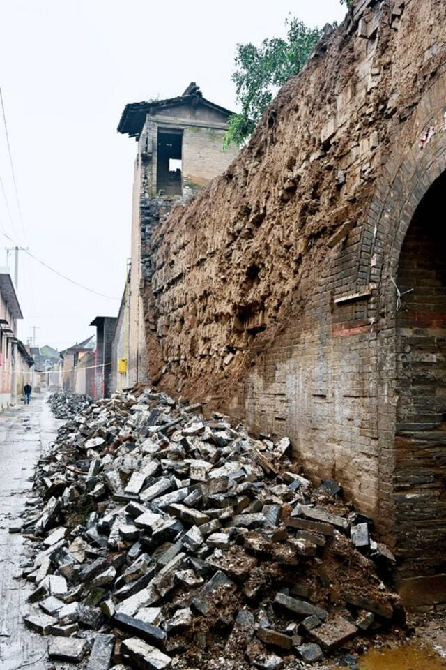 襄汾县西中黄村，进士院一处院墙外包砖脱落。图/新华