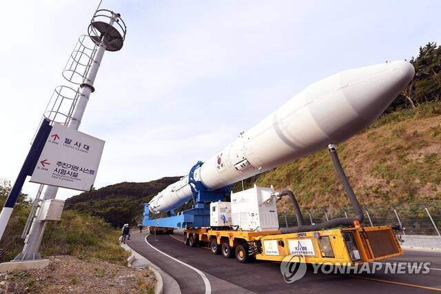 图为“世界”号被搬运至发射台。韩联社