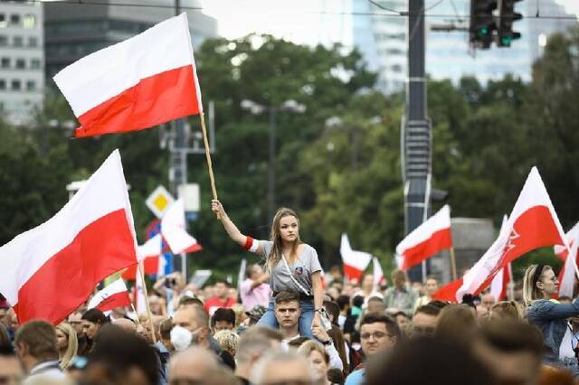 8月1日，人们在波兰华沙参加纪念华沙起义77周年活动。（