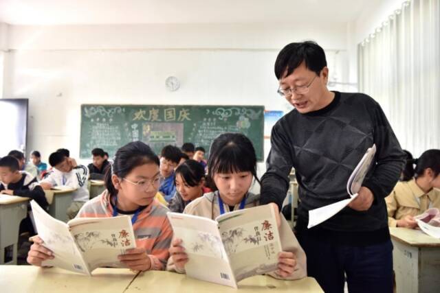 图为近期盐城市盐都区龙冈小学“廉洁伴我行”课堂