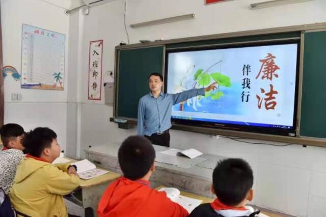 图为近期盐城市盐都区龙冈小学“廉洁伴我行”课堂