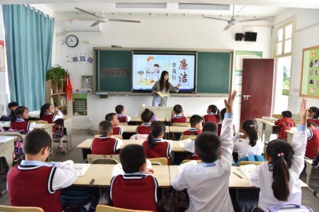 图为近期盐城市盐都区龙冈小学“廉洁伴我行”课堂