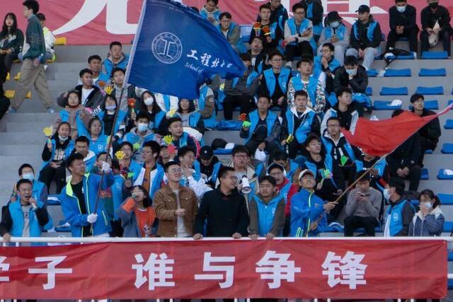 运动正当时  绿茵承汗水，赛场露锋芒