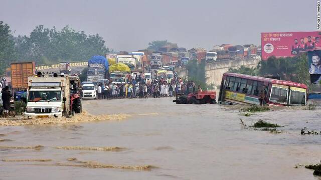 暴雨使印度北方邦的科西河泛滥图自美国有线电视新闻网
