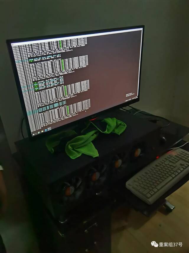 ▲10月20日晚，业主打开通道后发现正在运行的“挖矿”机。受访者供图