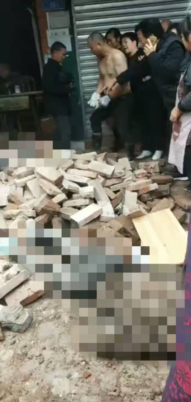 重庆一墙体倒塌砸中多人 目击者：此前附近在拆危房