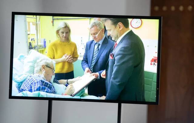 77岁捷克总统ICU病床上办公 众人注视下签署文件