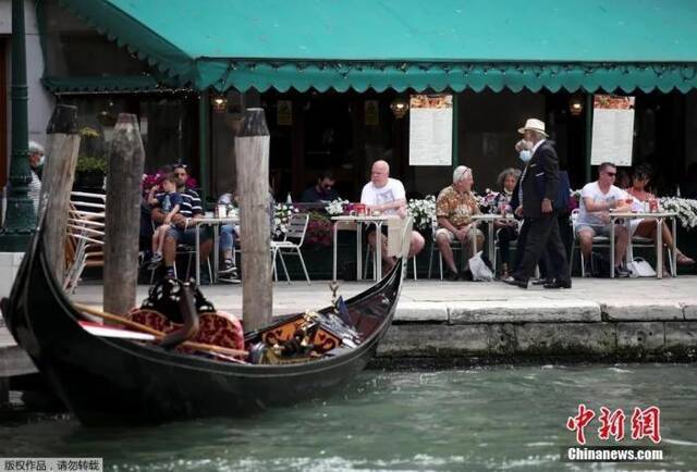 资料图：游客在意大利威尼斯游览。