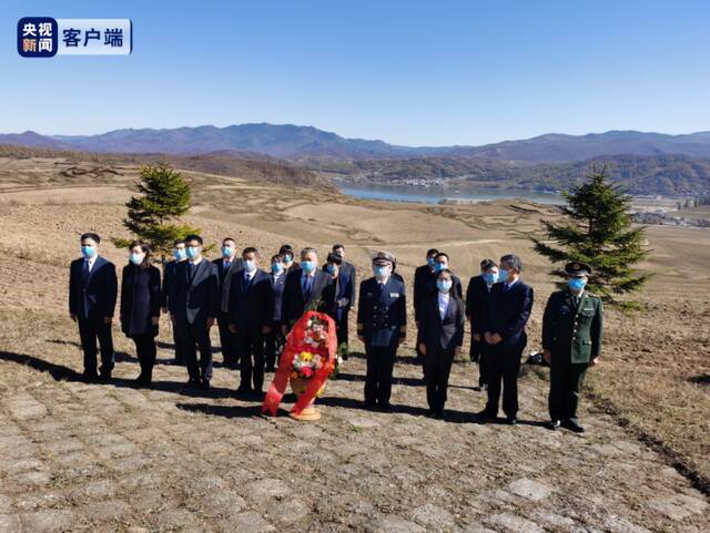 中国驻朝使馆赴长津湖祭奠志愿军烈士