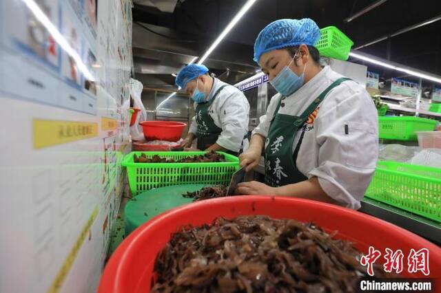 10月24日，黔菜馆工作人员在准备午餐配菜。瞿宏伦摄