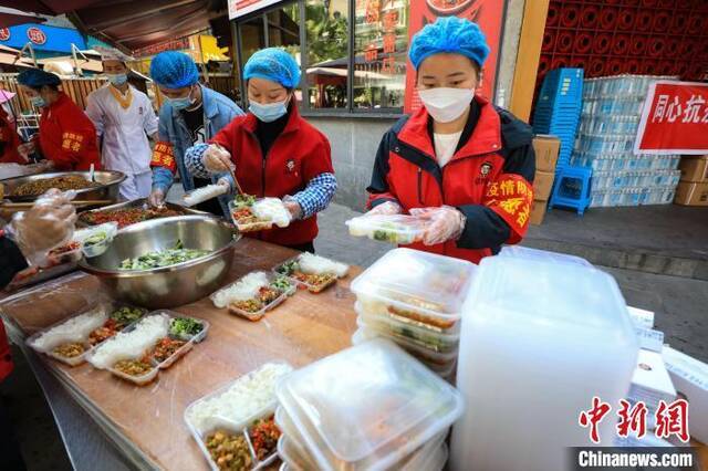 10月24日，黔菜馆工作人员在打包午餐。瞿宏伦摄