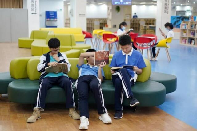 职校学生的课余时间充裕，很多学生下课后会选择到图书馆看书（刘有志摄）