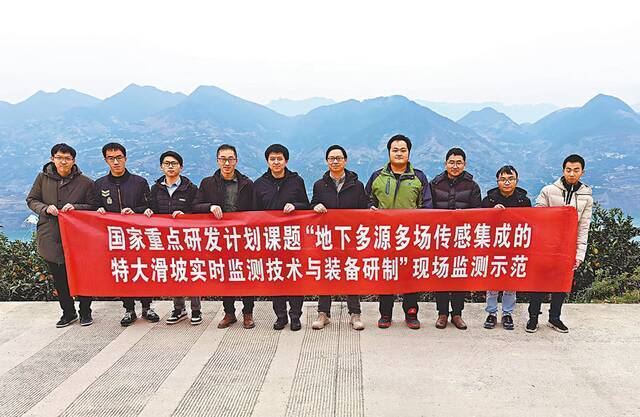 朱鸿鹄：光纤巧变大地神经！预警滑坡止灾害