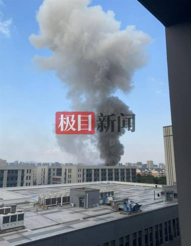 南京航空航天大学实验楼爆燃致2死9伤 目击者：听到巨响 救护车来回多趟