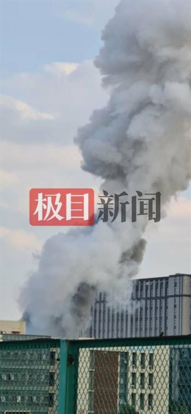 南京航空航天大学实验楼爆燃致2死9伤 目击者：听到巨响 救护车来回多趟