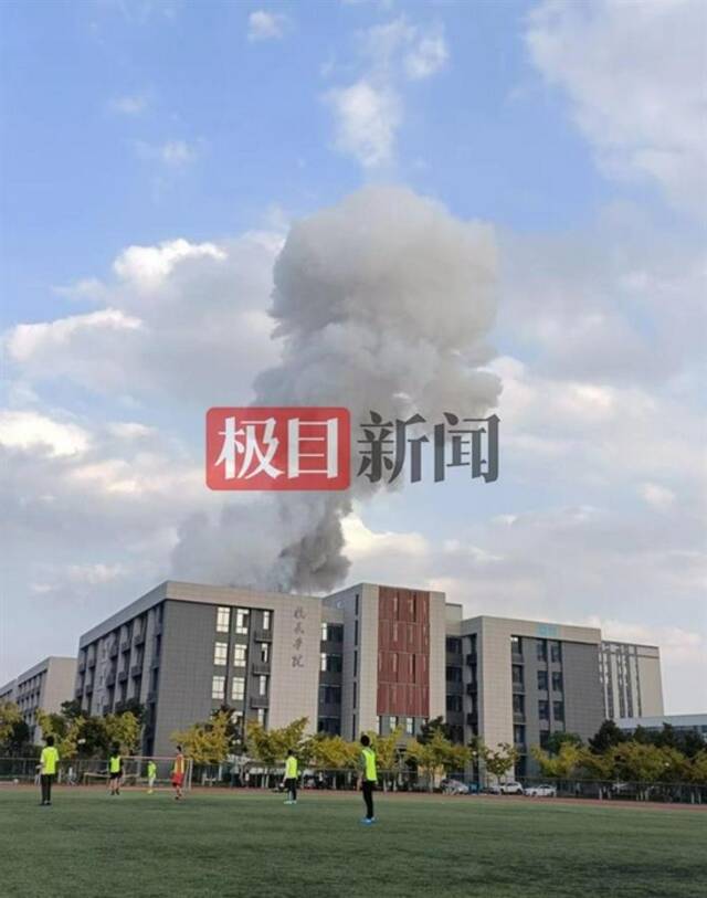 南京航空航天大学实验楼爆燃致2死9伤 目击者：听到巨响 救护车来回多趟