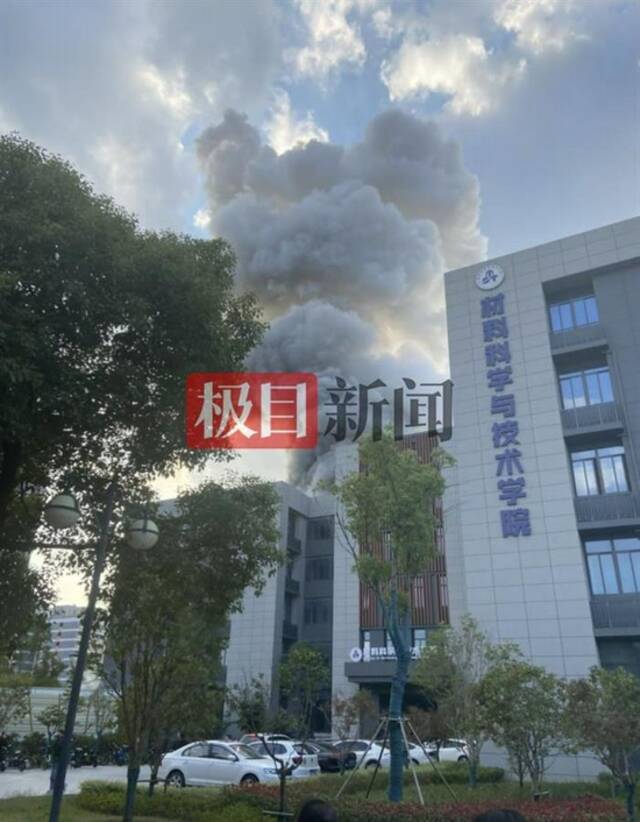 南京航空航天大学实验楼爆燃致2死9伤 目击者：听到巨响 救护车来回多趟