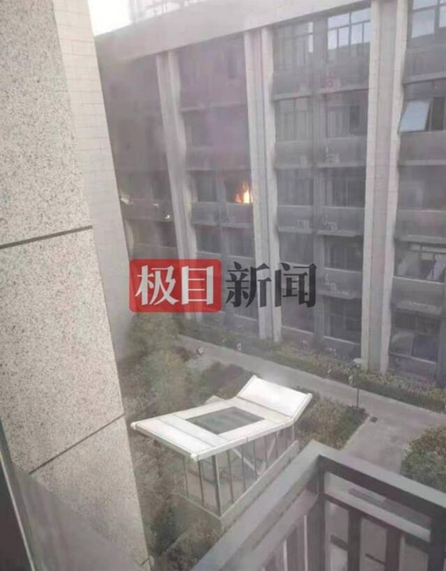 南京航空航天大学实验楼爆燃致2死9伤 目击者：听到巨响 救护车来回多趟