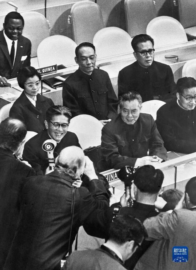 ▲1971年11月15日，中国代表团首次出席第26届联合国大会全体会议。会后，中国代表团受到各国记者的“包围”。图/新华社