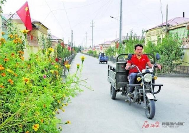 干净整洁的巴楚县色力布亚镇博孜艾日克村（2019年10月20日摄）。□石榴云/新疆日报记者约提克尔·尼加提摄