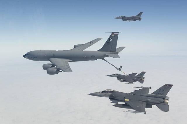 美军KC-135加油机为战斗机进行空中加油