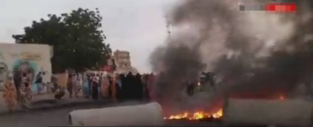 苏丹首都民众街头纵火抗议（视频截图）