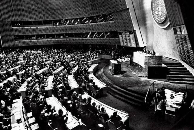  1971年10月25日，第26届联合国大会召开第1976次全体会议。图/新华