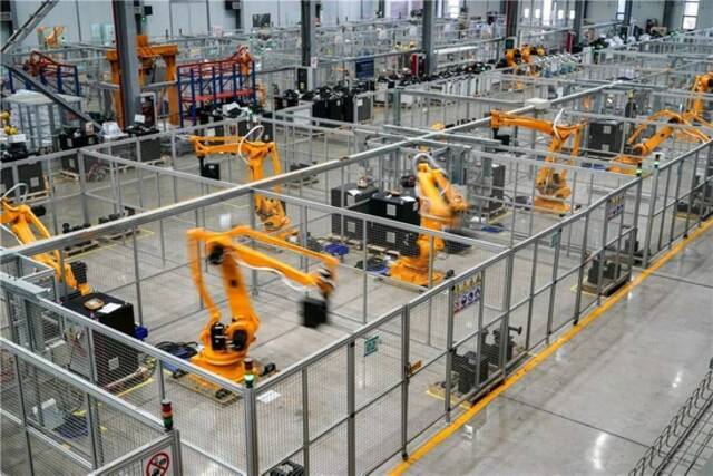  7月1日，在位于江苏省南京市江宁区的南京埃斯顿自动化股份有限公司工业机器人生产车间，工业机器人在进行跑合测试。新华社记者李博摄